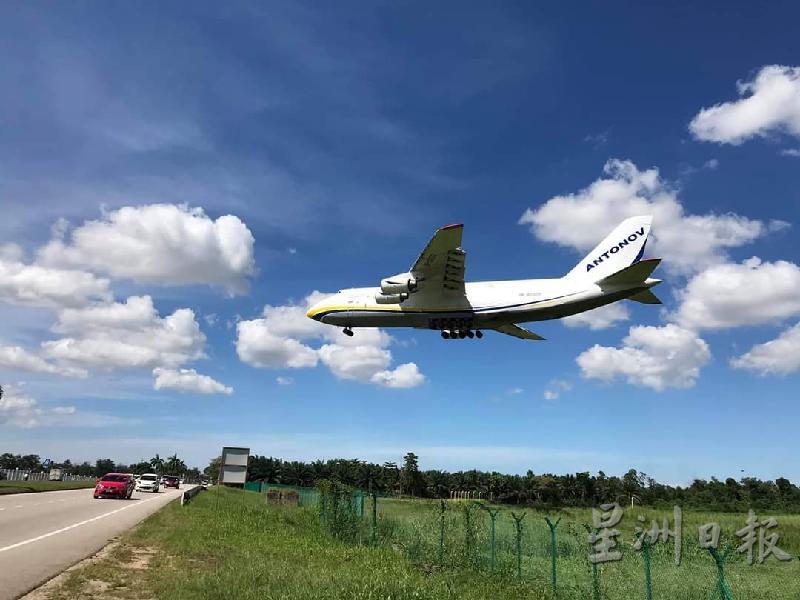 莫哈末哈达分享由友人在10英里空军基地，拍摄安托诺夫-124鲁斯兰运输机降落关丹时的雄姿。