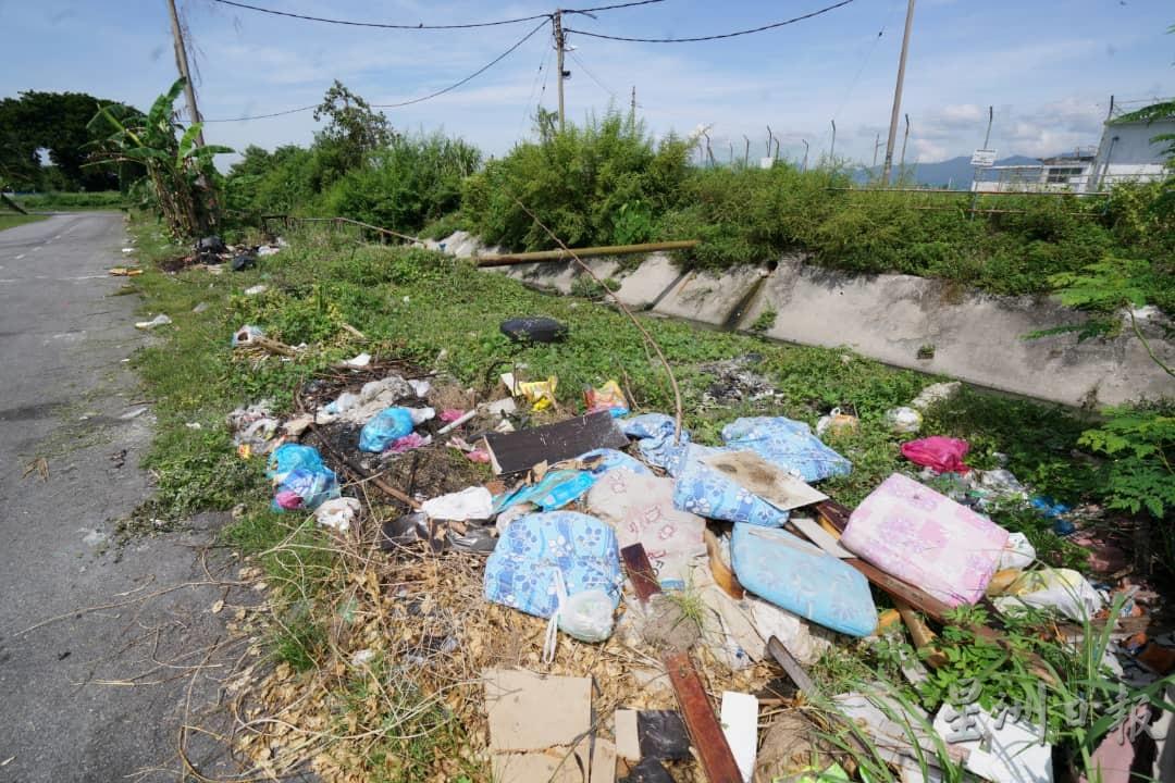 怡保有不少民生问题，市民屡屡投诉促当局改善，包括非法垃圾堆问题。