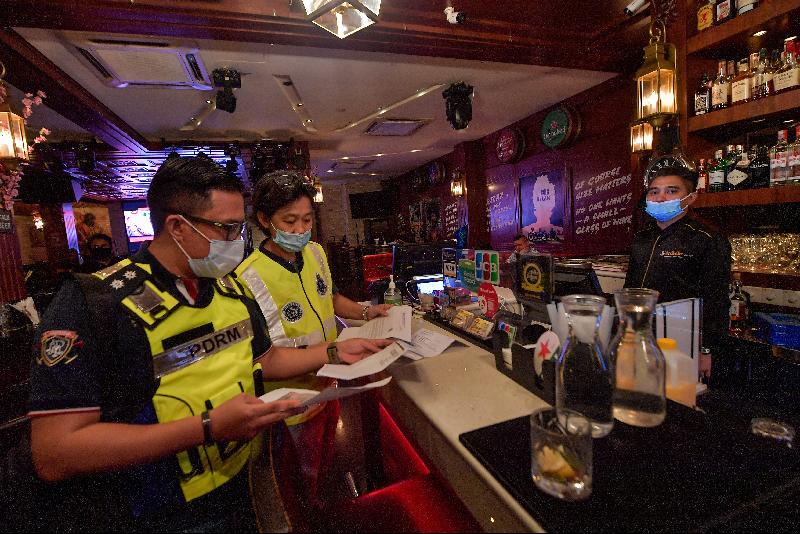警方在阿罗街对营业的酒吧展开检查。（图：马新社）