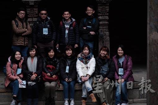 May子（前排右二）率领参与猴庙语音导览系统的赞助人、义工及媒体一起到尼泊尔见证移交仪式。