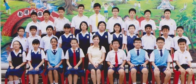 哈诗娜（前排左三）在2012年六年级时，与师生合拍的毕业照。