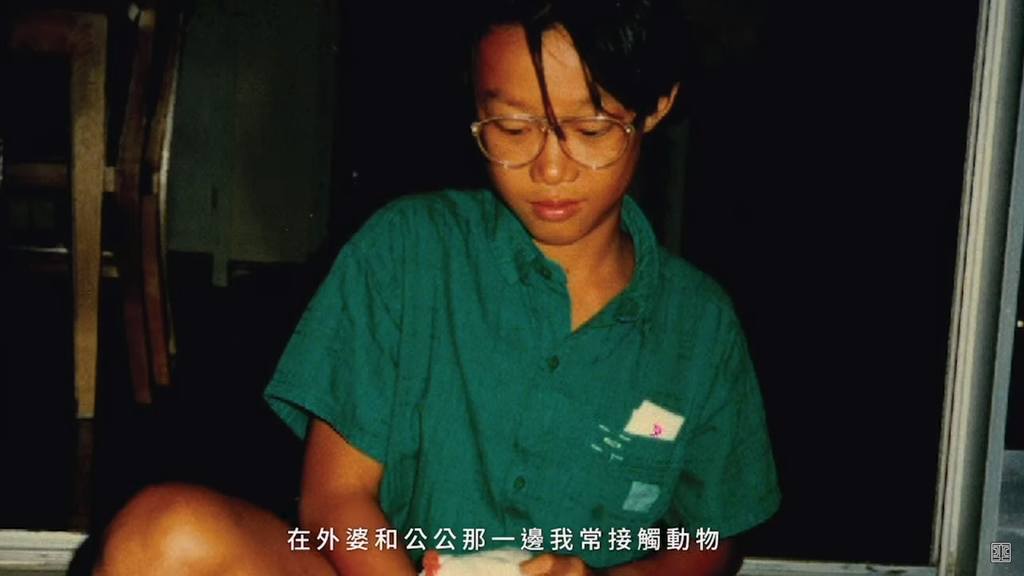 陈奕迅在多段影片中谈到母子相处点滴，分享童年捣蛋经历，及跟婆婆的亲情，同时公开多张绝密童年照。