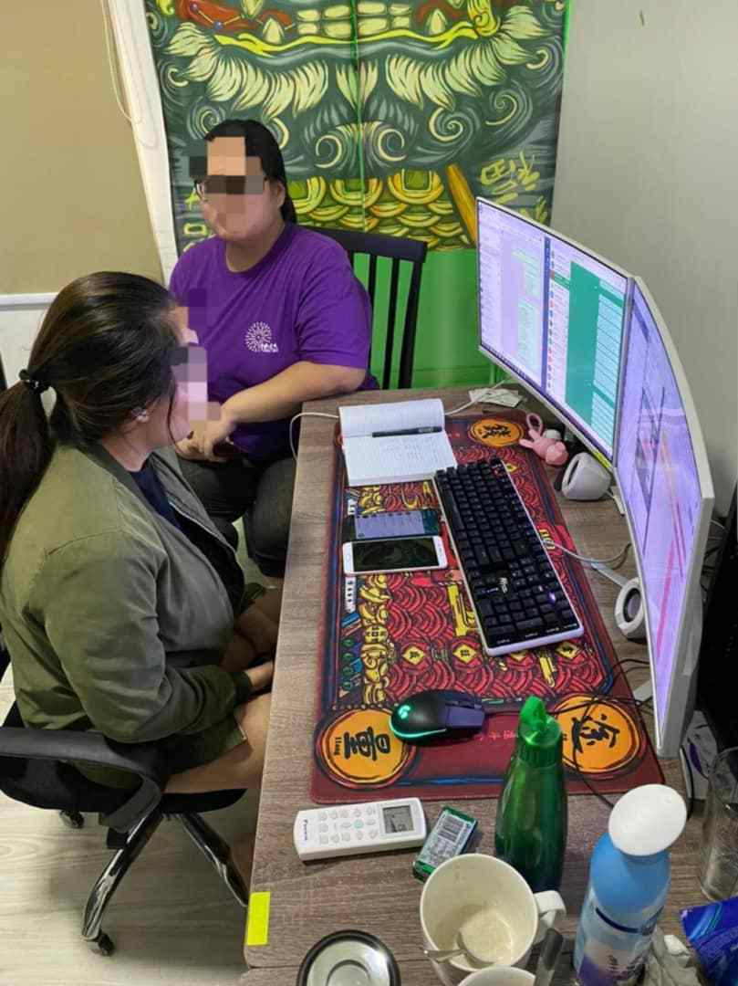 非法网络赌博营运中心的2名女员工被拘捕。