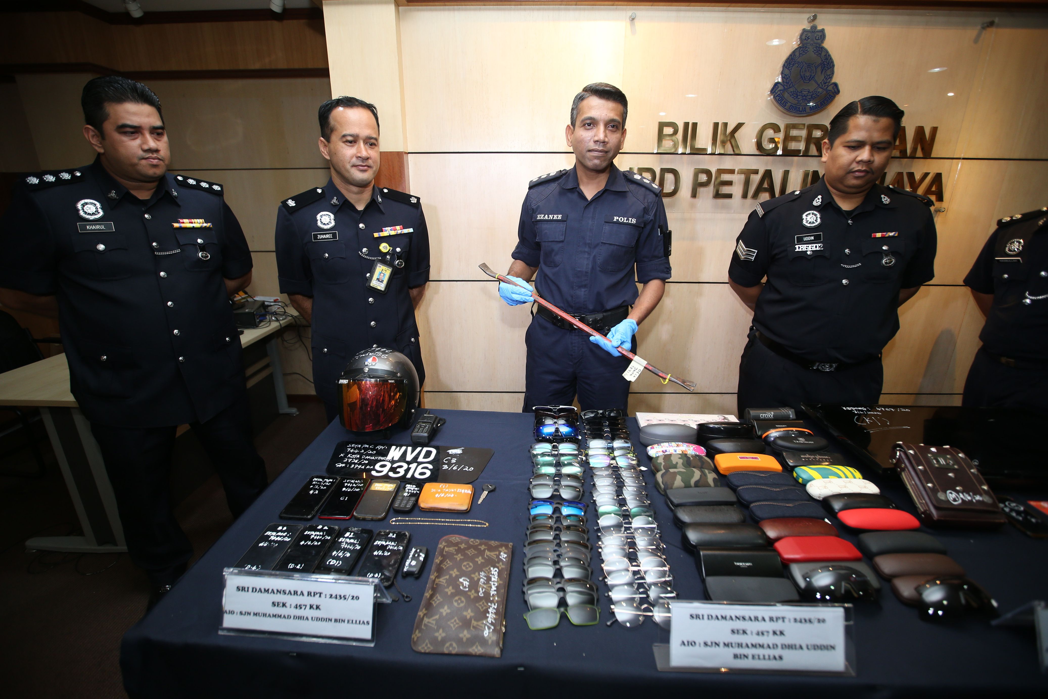 聂依查尼（右二）展示警方在逮捕8名劫匪时起获的赃物及干案工具。