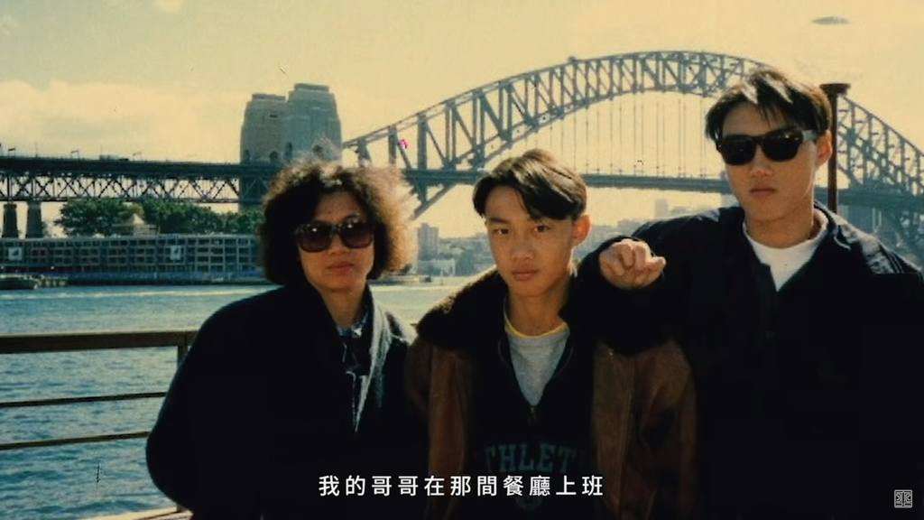 陈奕迅12岁便随哥哥到英国学留学，图为跟兄长和母亲合照。