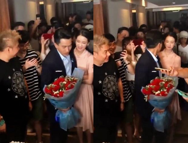 刘恺威手拿一束鲜花，另一手搂着同剧女星陈都灵，两人互动亲密，被猜测假戏真做。