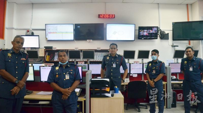 霹雳州消拯局行动中心24小时操作，守护公众安全。左起是该中心消拯官赞里、监督官山尼森、阿德里、消拯员赛班纳兹然和祖比尔。