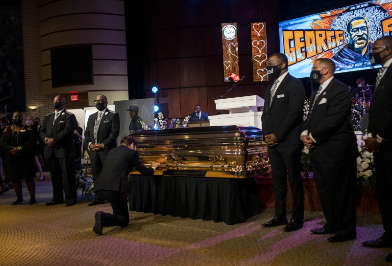 明尼亚波利斯市长佛雷亦出席追悼会，并于棺木前下跪痛哭。（图：法新社）