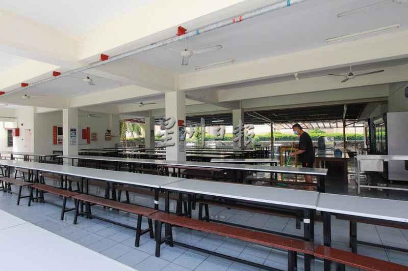 亚庇建国中学食堂业者已经回到校园进行清理工作，为复课做好准备。