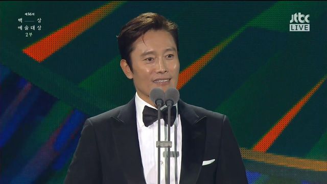 李炳宪获得电影部门最佳男主角，感谢老婆和儿子的支持。