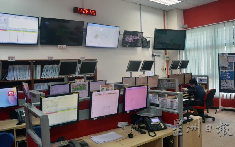 霹雳州消拯局行动中心内部，墙壁上的大荧幕是方便当日值班消拯官监督情况。