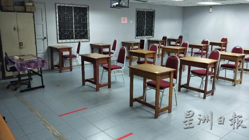 学院课堂桌椅重新调整，配合安全社交距离，坐位已经减半。（图：星洲日报）