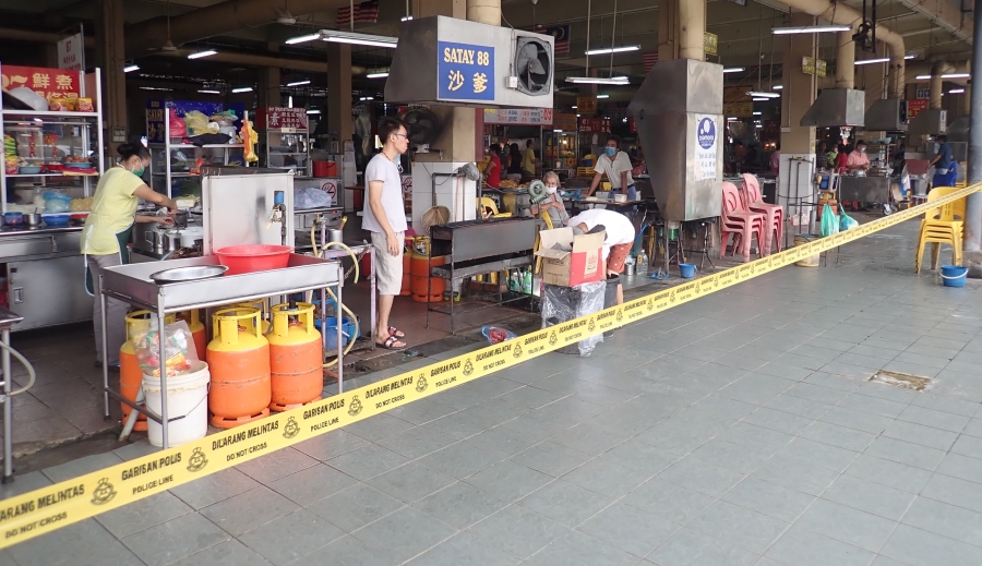 拉律峇登综合公市小贩中心被警戒线围了起来，只留下一个出口及进口让顾客及小贩出入。