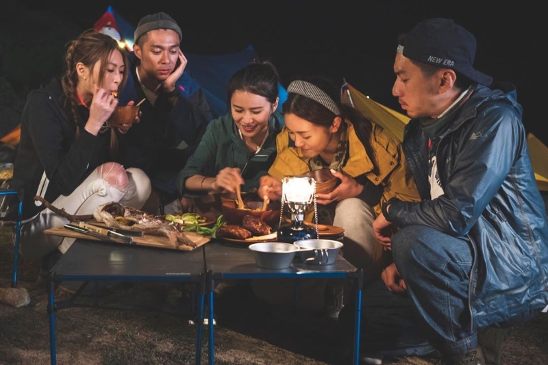 连诗雅（左起）、袁伟豪、周柏豪、黄翠如、张宝儿以及袁伟豪在《两个小生去Camping》新一期节目围着营火谈心。