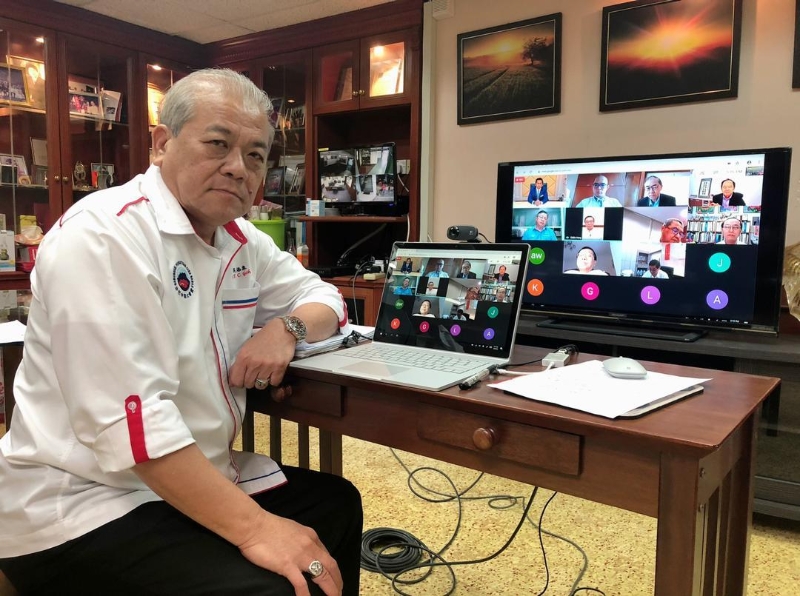 行管令期间，吴添泉居家办公，通过视频与政府部门首长交流。