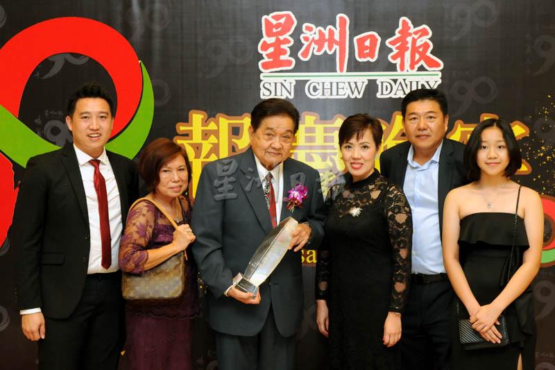 陈胜平（左三）与家人分享获得企业大奖的喜悦。
