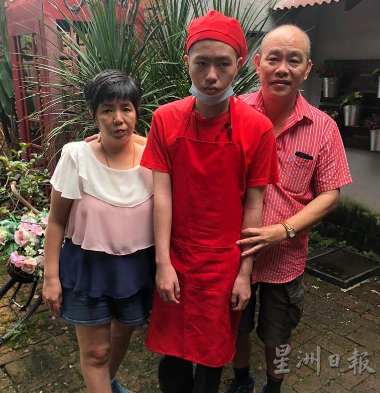 刘定毅（中）受到父母刘庆荣与吴嘉丽鼓励在素食馆工作后，再没有上线玩游戏，生活变得规律，连食量也大了。