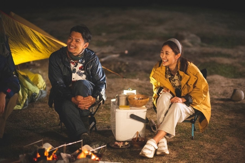 袁伟豪在《两个小生去Camping》和张宝儿甜蜜放闪。