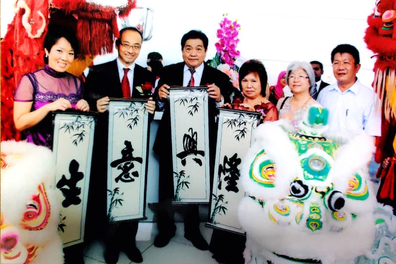 在陈胜平（左三）的领导下威华集团生意兴隆。右二为章瑛行政议员。