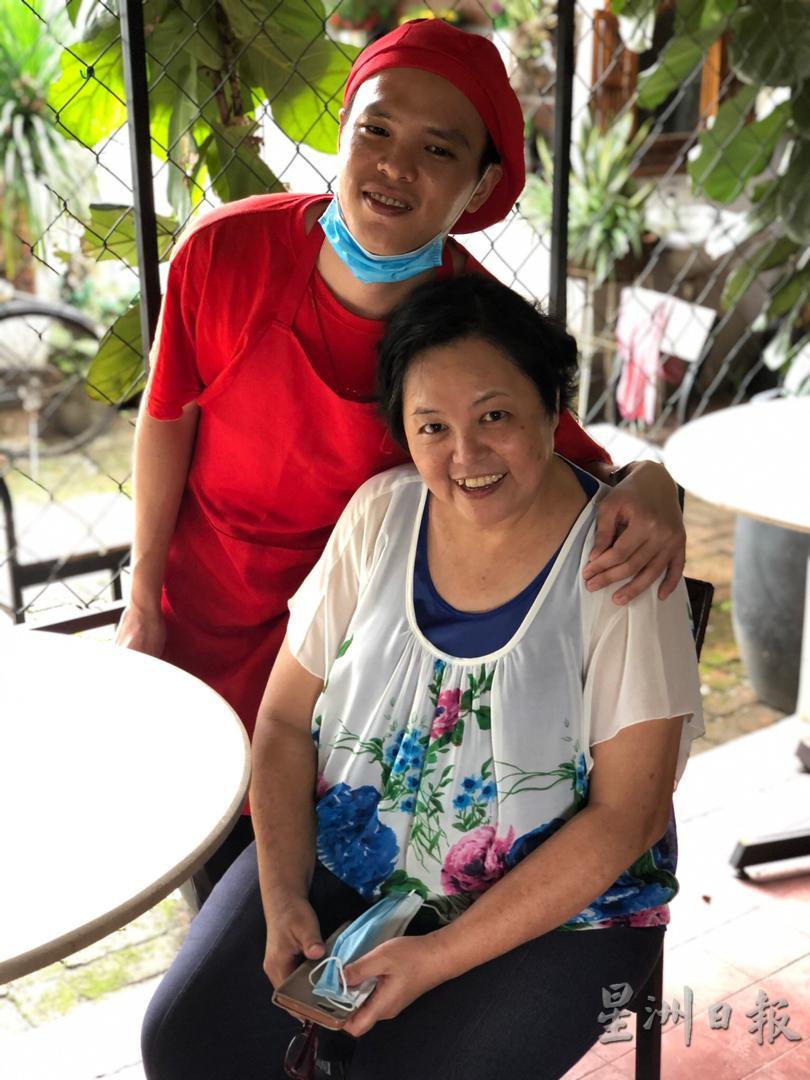 陈伟鸿（左）一直想念素食馆，母亲黄容招抖出儿子每天下午都会说餐馆打烊打扫时间到了。