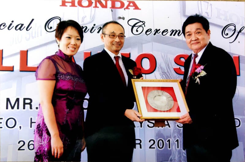 日本本田公司的代表（中）颁奖状予陈胜平和陈燕冰父女。