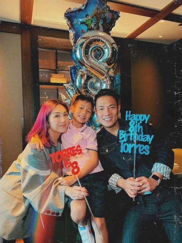 杨千嬅2009年与丁子高结婚，婚后诞下一子Torres，一家三口幸福，夫妻日前为儿子庆祝8岁生日。