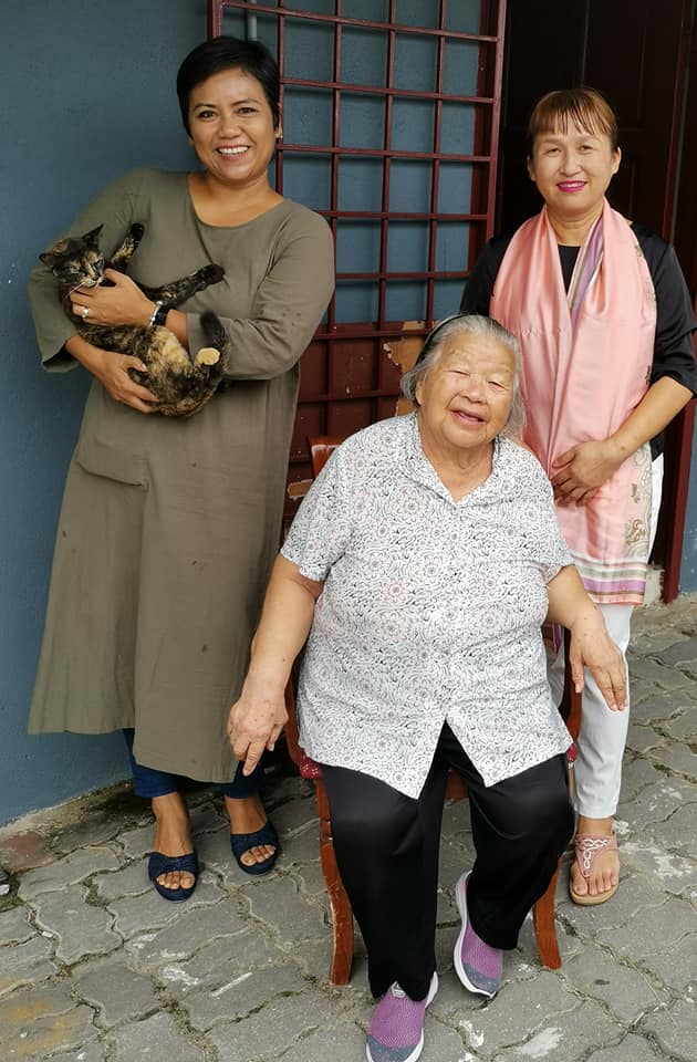 南妮（左）、向女士（右）和向妈妈展露笑颜，在民宿前留影。