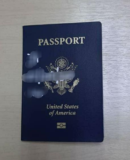 警方在行动中起获一本美国护照。