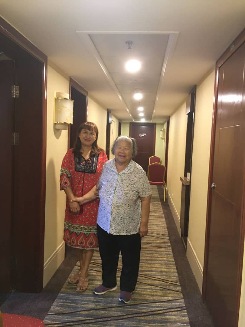 向女士（左）和母亲在留宿的酒店合影，回国的喜悦心情，溢于言表。