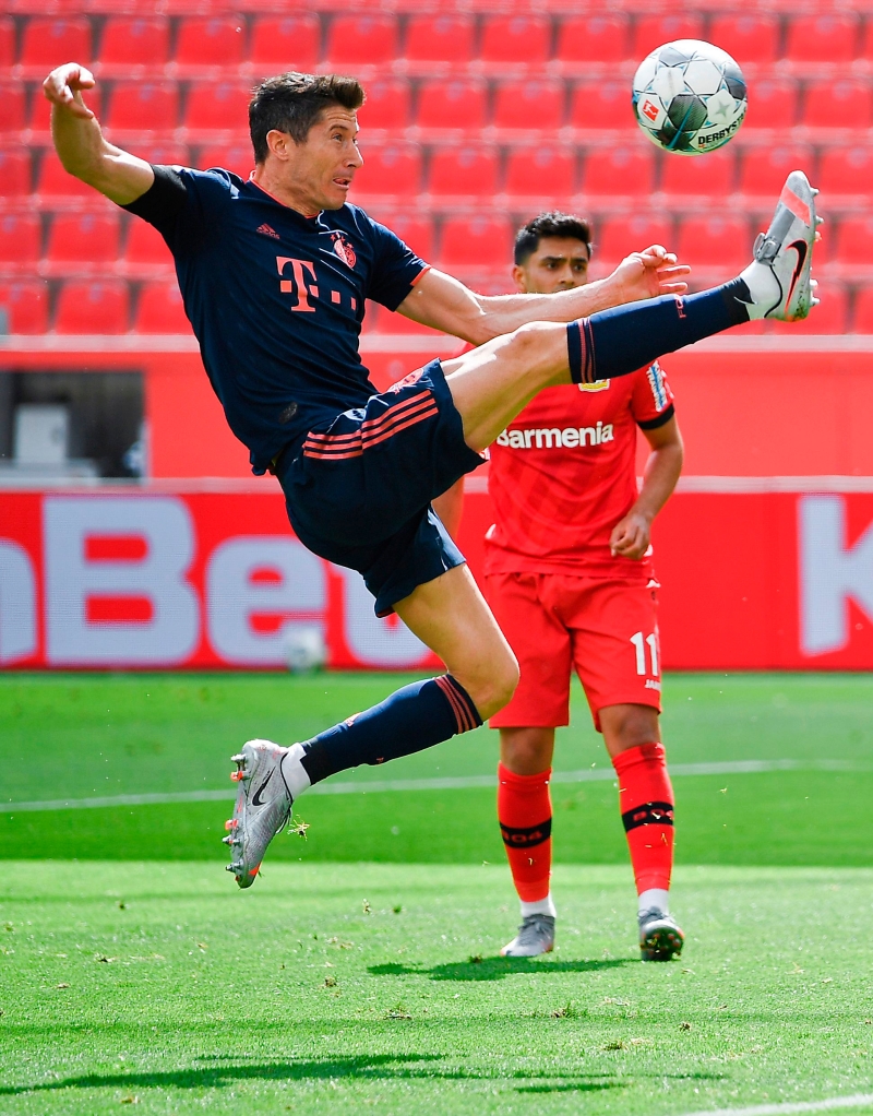 拜仁锋霸莱万多夫斯基（左）在本轮再次进球后，继续刷新个人的进球纪录，他目前在各项赛事攻入44球，当中联赛30球。（图：法新社）