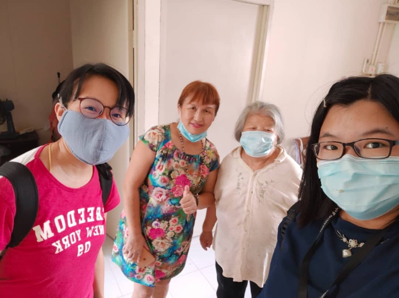 向女士（左二）和母亲感谢林佳香（右一）和谭湘璇（左一）通过报道，让外界了解她们的困境。

