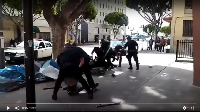 网络流传一段视频指美国警察在街头逮捕与枪杀抗议者，实际上只是一段旧视频重新炒作。
