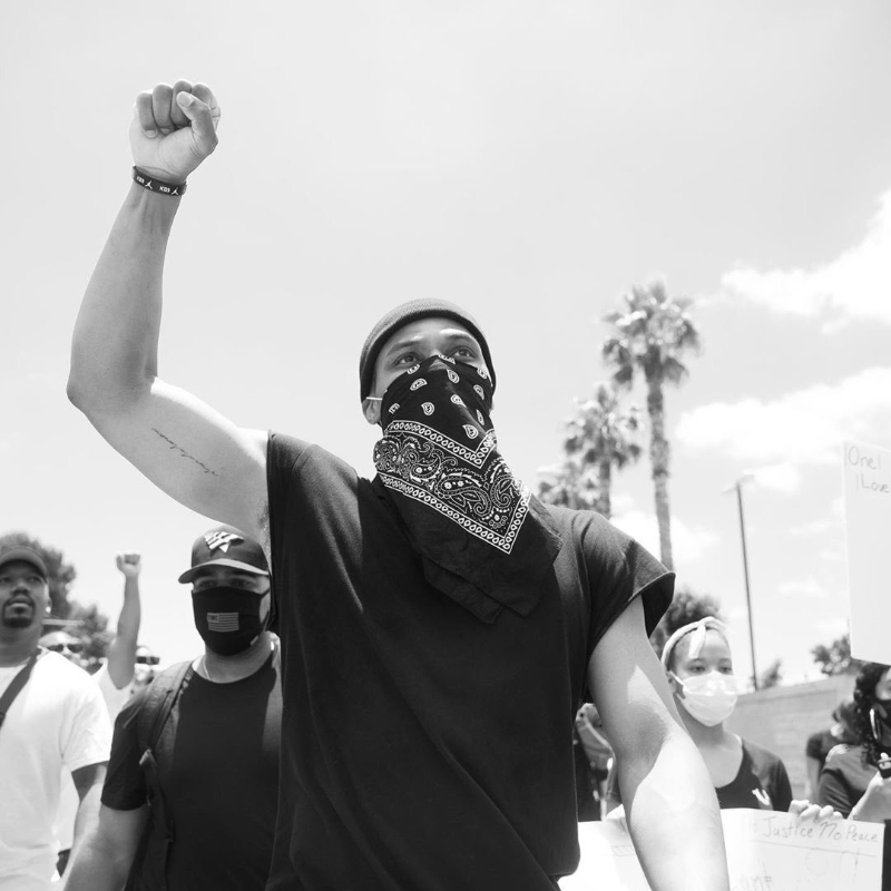 休斯顿火箭球星维斯布鲁克（图）和圣安东尼马刺球星德罗赞就在加州康普顿参加抗议游行，以支持“黑人的命也是命”的活动。（维斯布鲁克推特照片）