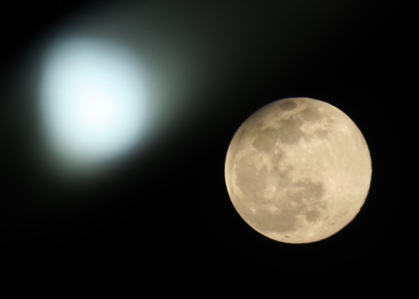 中国周二（9日）凌晨至日出前，木星、土星将相随“合”月，出现”双星伴月”的天文现象。图为今年3月的“超级月亮”。（图：中新社）