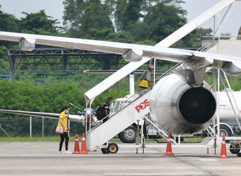 乘客陆续登机飞往新加坡。