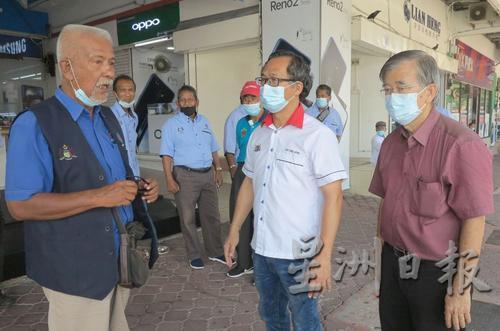 汉都亚广场德士司机及出租车公会主席哈欣（左）向刘志良反映该行业在疫情期间面对的困境，右为陈劲源。