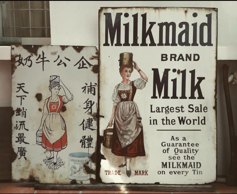 三十年代红字牛奶广告牌，左为我国版本，右为外国版本。
