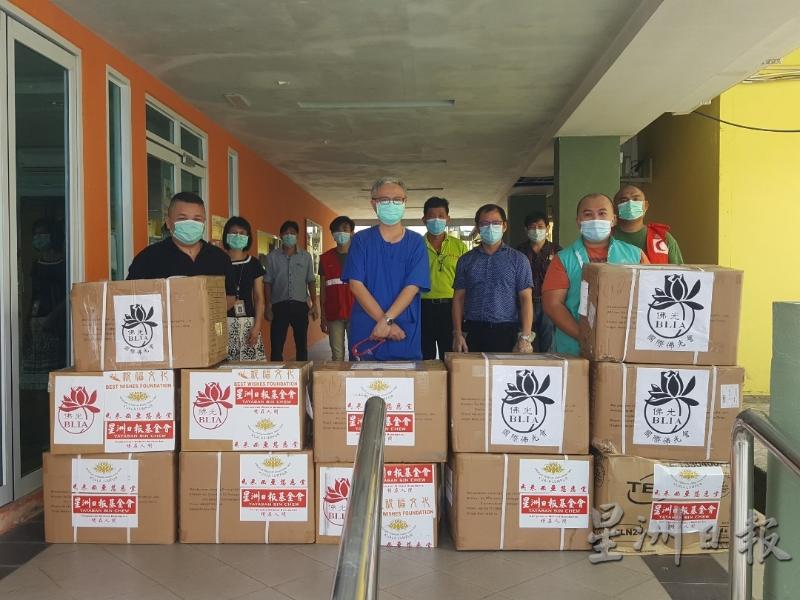 砂拉越中央医院医护人员接领星洲基金会捐献的防护用品。
