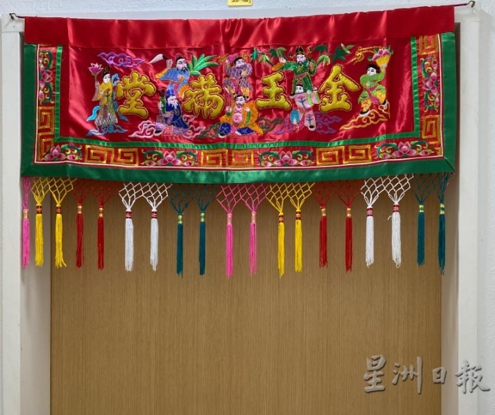 华人传统家庭，举凡过年喜庆，多会于大门处悬挂八仙彩以添加祥瑞和喜庆氛围。

