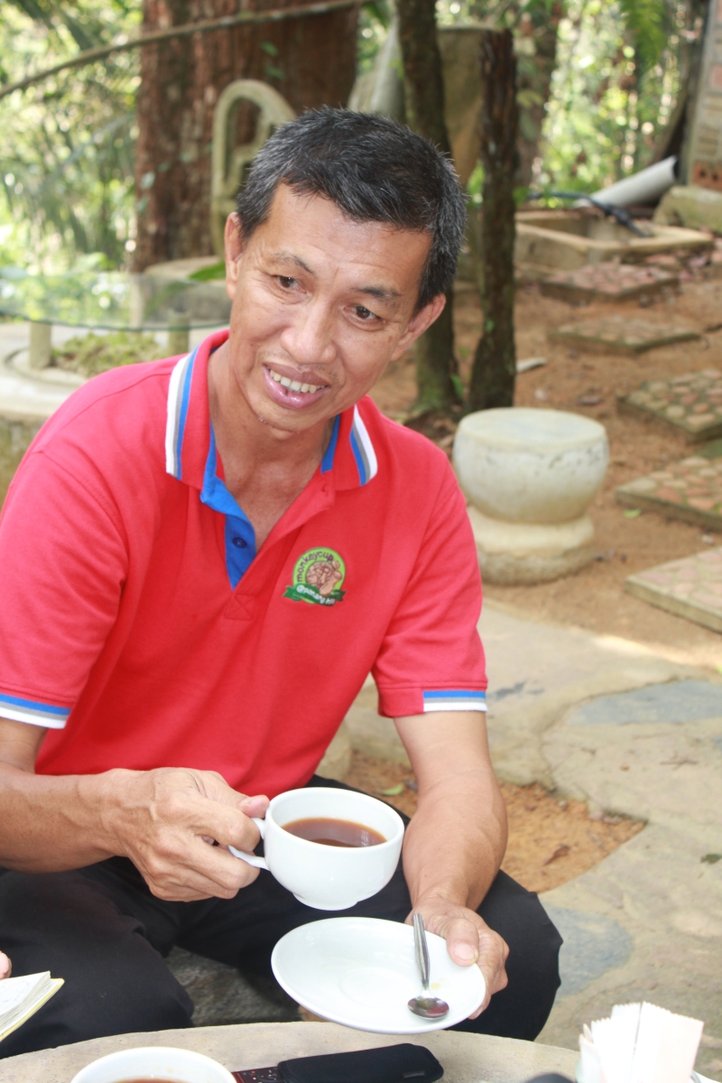 梁宏轩邀登山客前来猪笼草公园喝咖啡。