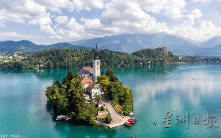斯洛维尼亚境内最著名的童话湖泊──碧湖，是阿尔卑斯山山区的冰蚀湖，湖中央有一座布莱德岛，可乘搭Pletna登陆。

