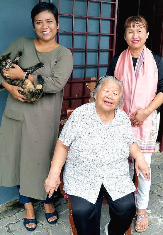 Nani (L) posting with Xiang and her mother at the homestay. SIN CHEW DAILY