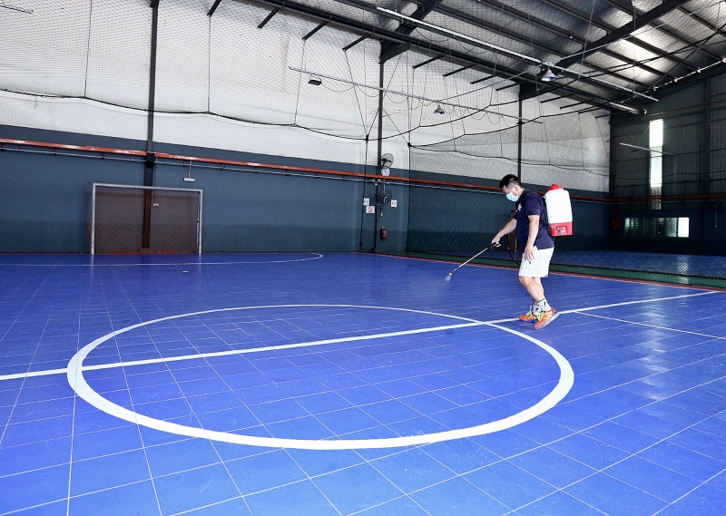 室内足球场（Futsal）尚不能开放，业者也定时消毒确保卫生。
