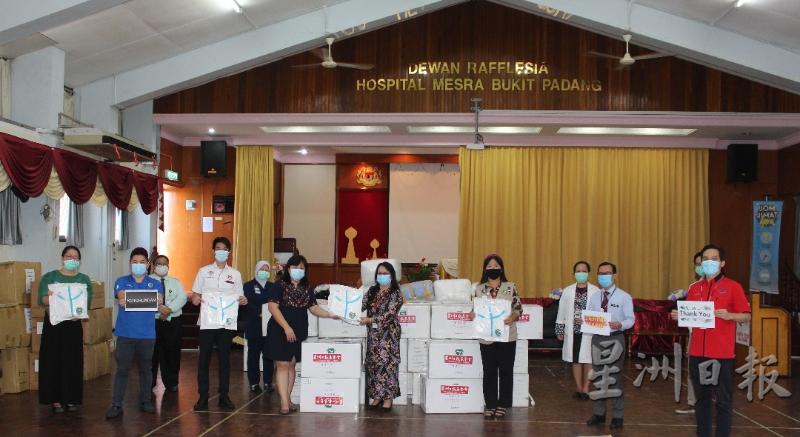 沙巴医护人员接领星洲基金会捐献的防护用品。