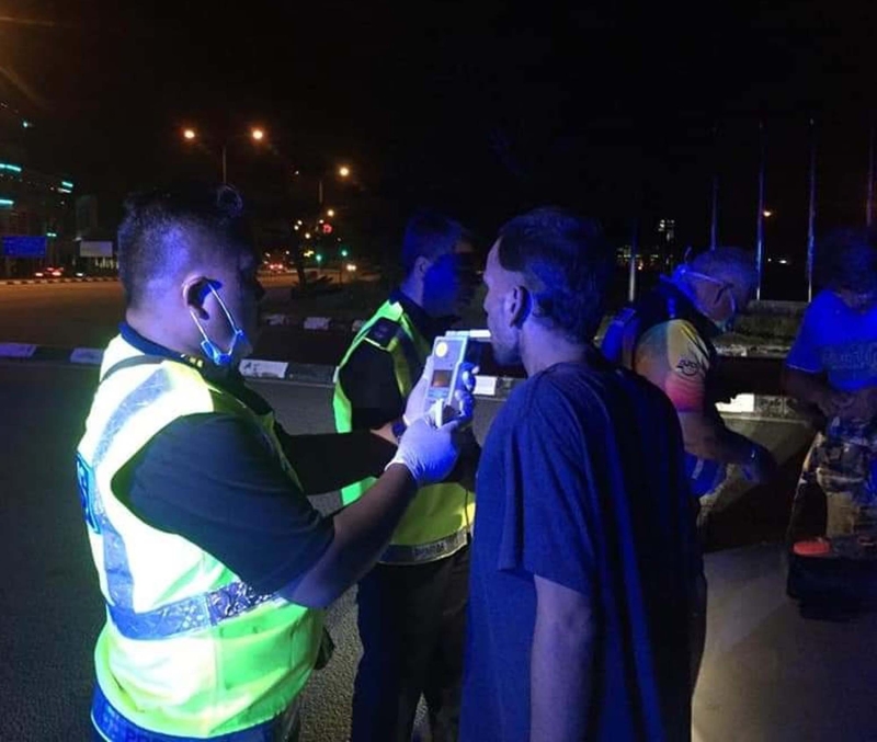 警员为被截停的司机进行酒精检测。