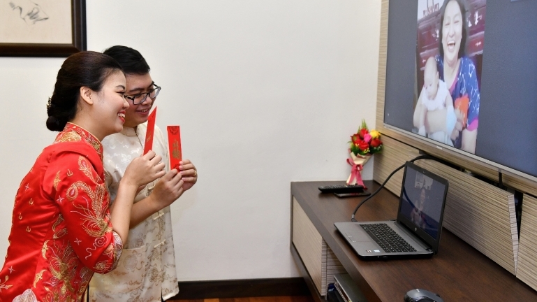 The newly-weds are asking for red packets from the seniors. SIN CHEW DAILY