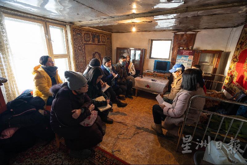 媒体探访团在达姆丁的房子里了解他们的生活故事。（大马世界宣明会提供）