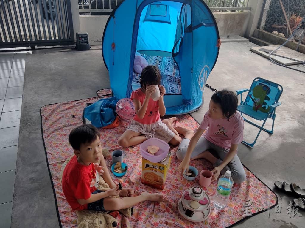 行管令期间，陈志灵在家中庭院设立帐篷及泳池，让孩子在家中野餐“过过瘾”。