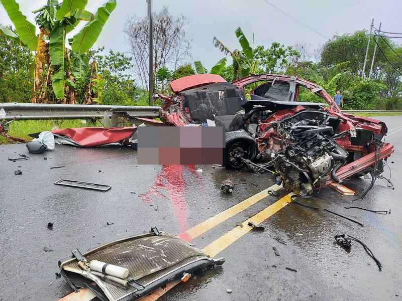 轿车被撞毁不成形，车上3人当场丧生。