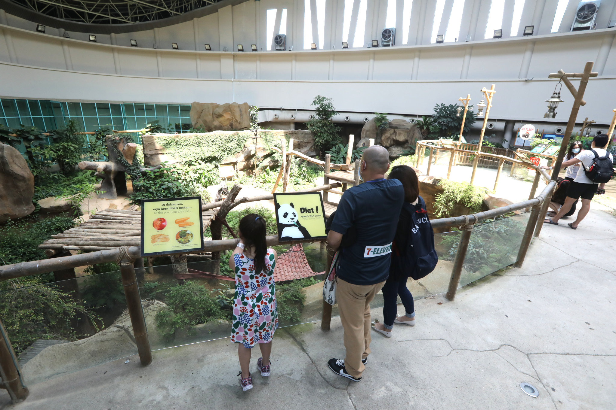 国家动物园甫开放，就有部分家长带着孩子或友人前往参观，熊猫馆是其中最热门的地点。